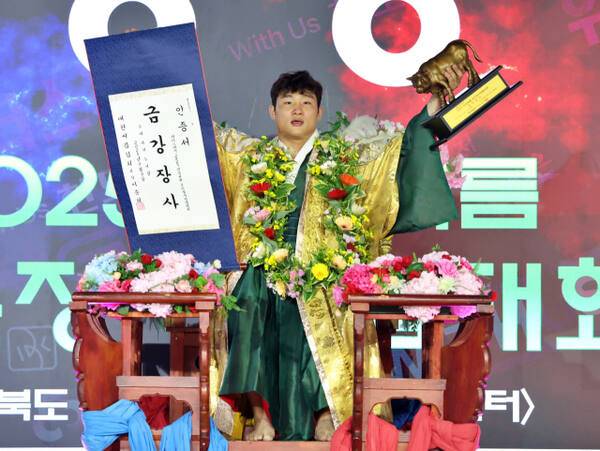 2025 보은장사씨름대회에서 금강장사 타이틀을 획득하며 2개 대회 연속 장사에 오른 김기수(수원특례시청)가 꽃가마를 타고 장사인증서와 황소트로피를 들어보이고 있다. 대한씨름협회 제공