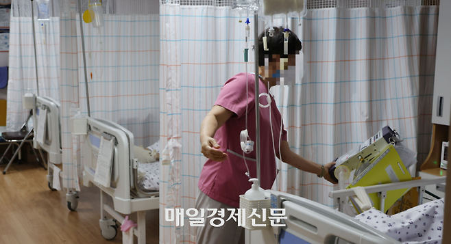 서울의 한 요양병원에서 요양보호사가 병실을 둘러보고 있다. 사진과 기사는 직접 관련 없음. [이승환 기자]