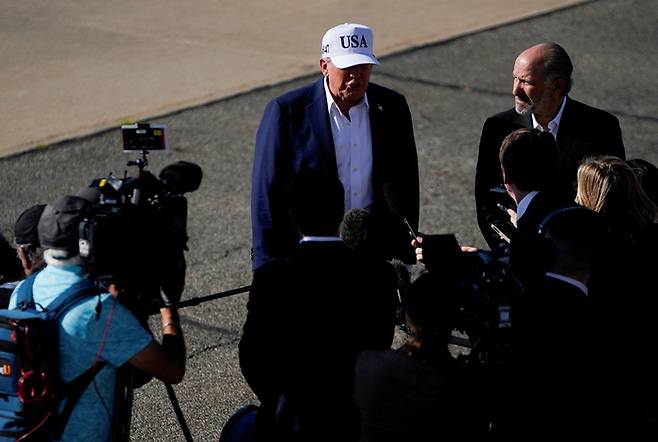 도널드 트럼프 미국 대통령이 6일(현지시간) 하워드 러트닉 상무장관과 함께 뉴저지주 모리스타운 공항에서 기자들과 만나 질문에 답하고 있다. [로이터 연합]