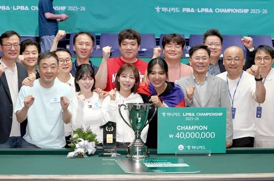 스롱피아비가 소속팀인 우리금융캐피탈 선수, 관계자와 함꼐 기념촬영하고 있다. (사진=PBA)