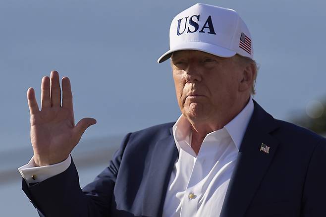 도널드 트럼프 대통령이 주말을 뉴저지에서 보낸 후 백악관으로 향하는 길에 6일 일요일 메릴랜드주 앤드류스 합동 기지에서 에어포스원에서 내린 후 손을 흔들고 있습니다. [사진 출처 = AP 연합뉴스]