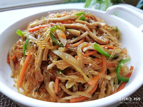 당면화 한 천사채로 만든 잡채. 잡채는 의외로 고칼로리 음식이다. 재료에 따라 달라지지만 1인분(200g) 기준 열량은 500㎉, 많게는 800㎉에 육박한다. 천사채로 만들면 칼로리를 낮출 수 있다. 단, 많이 먹으면  답 없다. 코끼리도 초식 동물이다. [사진 출처=만개의 레시피, 요리하는러라]