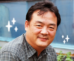 천사채 개발자로 알려진 배대열 대표. 인생네컷 같은 블링블링 장식은 내가 넣은 것 아니다. 스브스뉴스가 넣은 거다. [사진 출처=SBS 스브스뉴스]