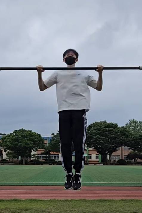 10번이 넘는 두경부암 수술을 이겨내고 턱걸이 챔피언이라는 타이틀을 얻게 된 김동호 군(출처-김동호 군 인스타그램 채널)