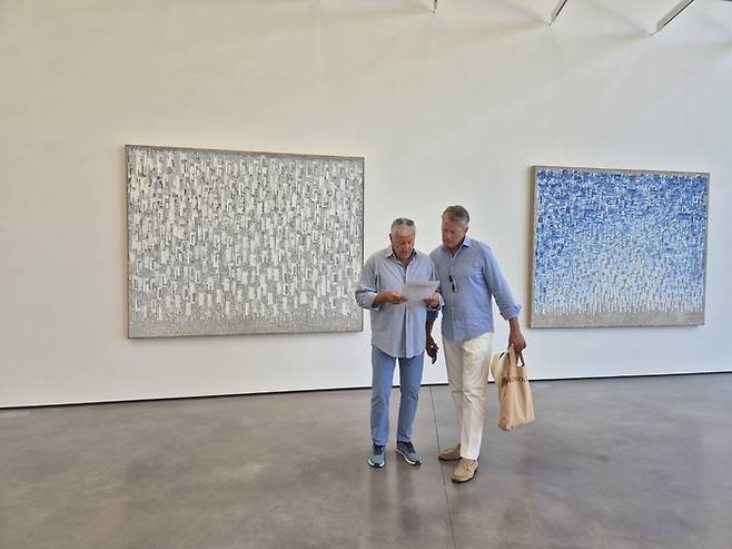 프랑스 관람객이 하종현의 ‘접합’을 관람하고 있다. [김슬기]