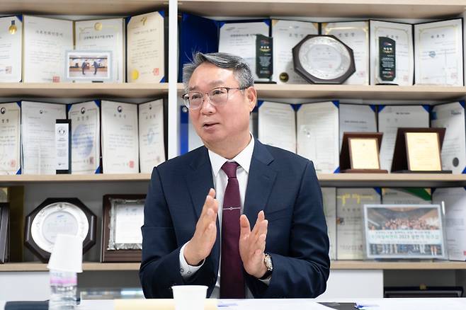 지난 27일 김경수 태일씨앤티 대표가 서울 금천구 본사에서 기자들과 만나 회사에 대해 설명하고 있다. /메인비즈협회