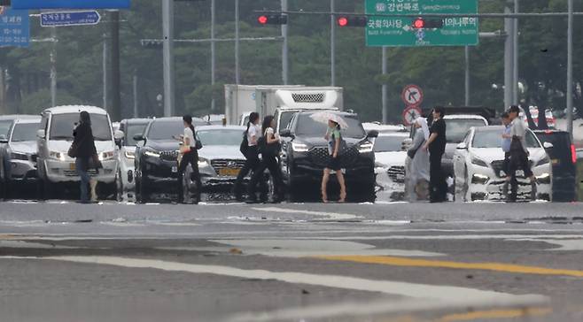 서울 전역에 폭염경보가 내려진 7일 오후 서울 여의도에서는 햇볕에 달궈진 아스팔트 도로 위로 아지랑이가 피어오르고 있다. [이충우 기자]