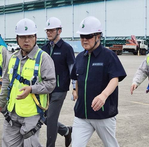 권오갑 HD현대 회장(오른쪽)이 7일 필리핀  수비크조선소 현장을 둘러보고 있다. HD현대