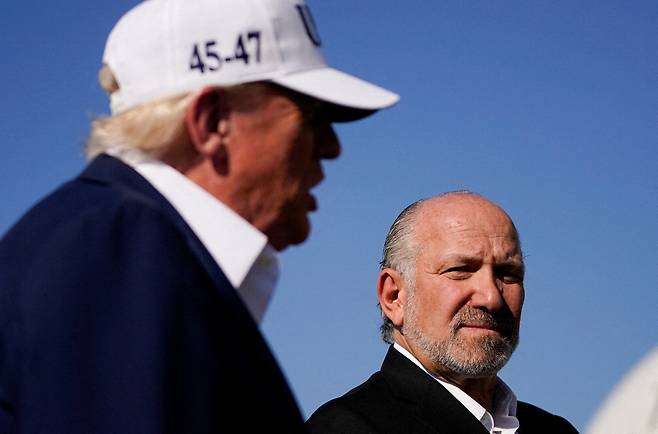 전세계를 떨게 만드는 두 사람의 입 6일(현지시간) 도널드 트럼프 미국 대통령(왼쪽)이 뉴저지주 모리스타운공항에서 백악관으로 복귀하는 전용기에 탑승하기 전 하워드 러트닉 상무부 장관과 함께 기자들 질문에 답하고 있다.  로이터연합뉴스