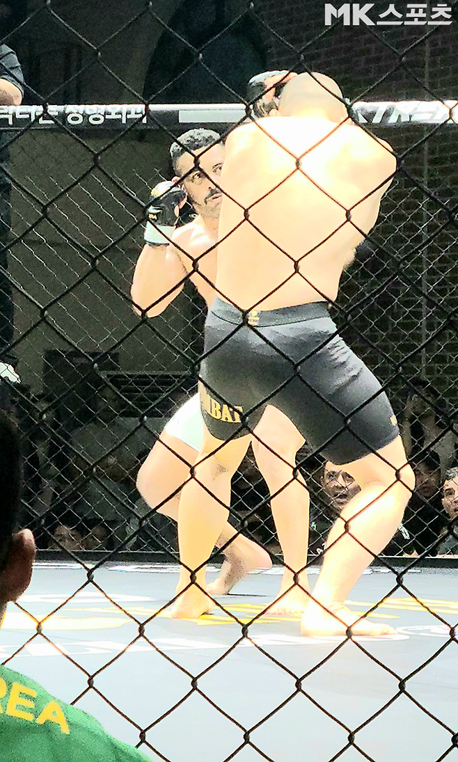 ‘머큐리’ 플라비우 산투스가 2025년 7월 경기도 오산시 블랙컴뱃 챔피언스리그 시즌2 13주차 계약 체중 72㎏ 5분×3라운드 메인이벤트로 ‘캡틴 코리아’ 정한국을 상대하고 있다. 사진(경기도 오산)=강대호 기자