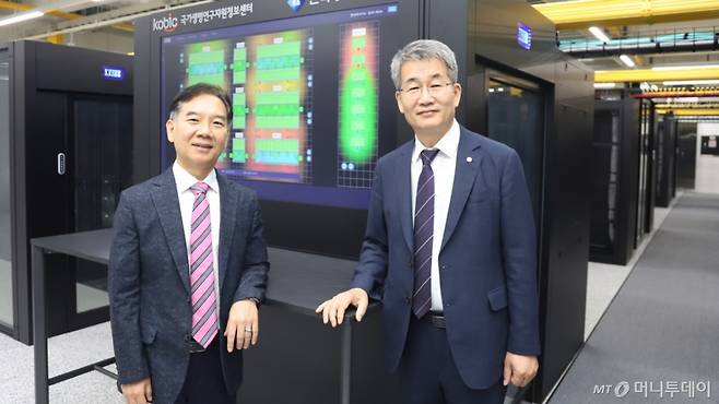 국가생명연구자원정보센터 서버실에서 대화를 나누는 권석윤 한국생명공학연구원 원장(오른쪽)과 정해영 생명연 국가생명연구자원정보센터장(왼쪽)  /사진=한국생명공학연구원