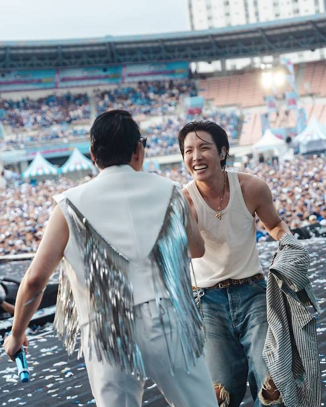 지난 5일 '싸이 흠뻑쇼 의정부' 게스트로 나선 방탄소년단(BTS) 제이홉이 무대 위에서 싸이와 악수하고 있다. /사진=인스타그램 갈무리