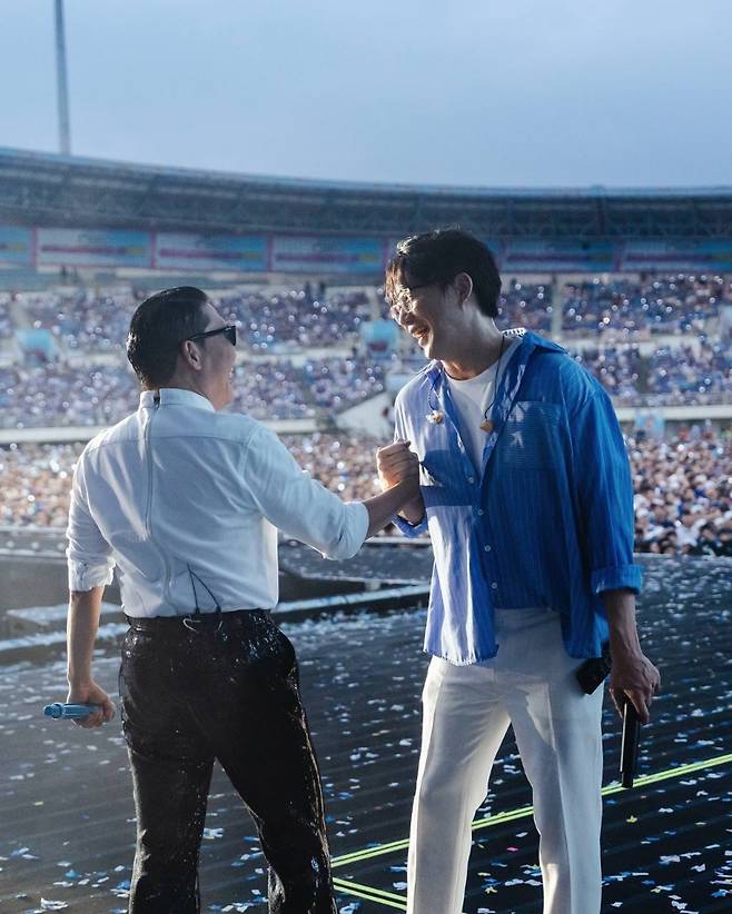 지난 5일 '싸이 흠뻑쇼 의정부' 게스트로 나선 성시경이 무대 위에서 싸이와 악수하고 있다. /사진=인스타그램 갈무리