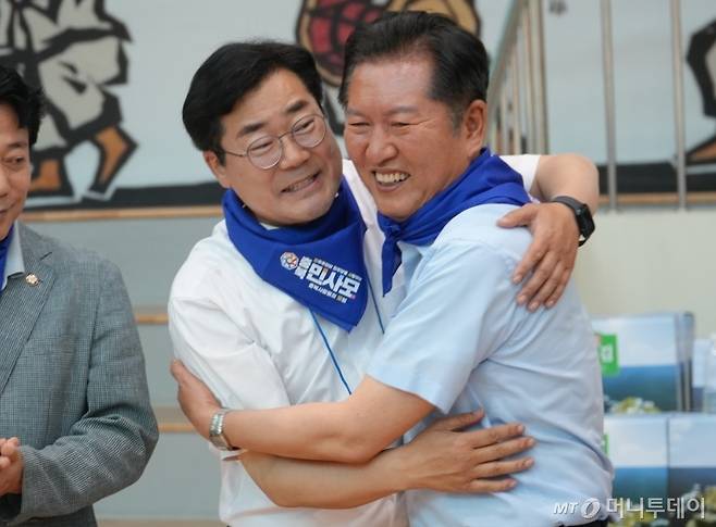 [청주=뉴시스] 더불어민주당 당대표 선거 후보인 박찬대·정청래 의원이 28일 오후 충북 청주시 내수생활체육공원 실내체육관에서 열린 충북 민사모(민주당을 사랑하는 모임) 민주 대동제에 참석해 포옹을 하고 있다. (사진=충북 민사모 제공) 2025.06.28. photo@newsis.com  *재판매 및 DB 금지 /사진=이도근