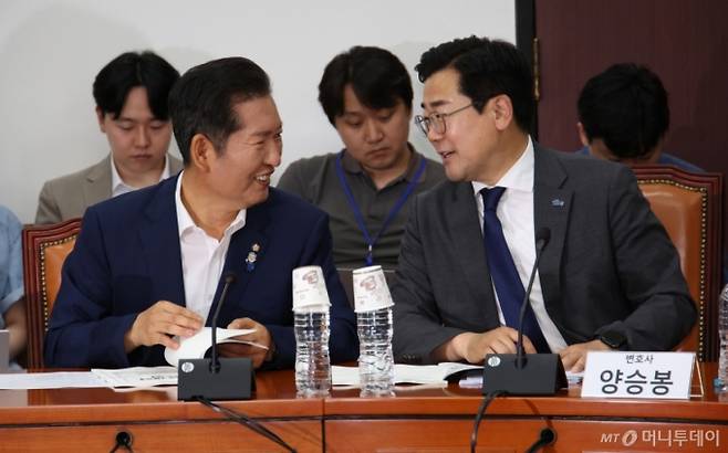 [서울=뉴시스] 김금보 기자 = 더불어민주당 당대표 선거에 출마한 정청래(왼쪽), 박찬대 의원이 2일 서울 여의도 국회에서 열린 검찰개혁 토론회에서 대화 하고 있다. 2025.07.02. kgb@newsis.com /사진=김금보