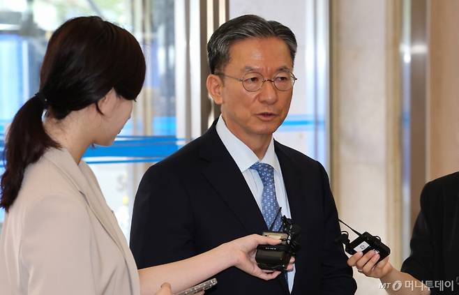 (서울=뉴스1) 임세영 기자 = 정성호 법무부 장관 후보자가 1일 오전 서울 종로구 적선현대빌딩에 마련된 인사청문회 준비 사무실로 출근하며 취재진의 질문에 답하고 있다. 2025.7.1/뉴스1  Copyright (C) 뉴스1. All rights reserved. 무단 전재 및 재배포,  AI학습 이용 금지. /사진=(서울=뉴스1) 임세영 기자