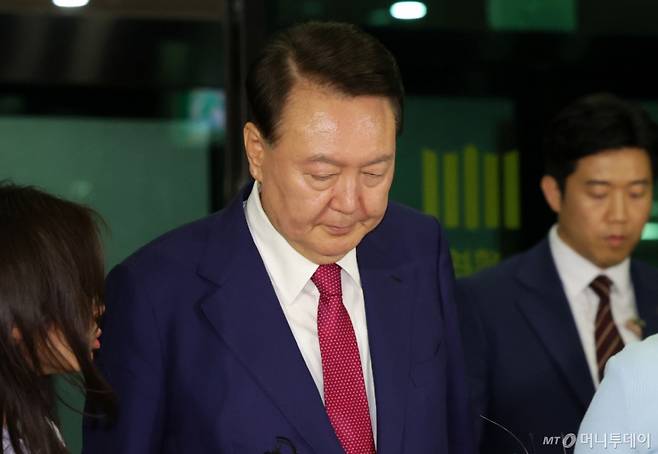 [서울=뉴시스] 홍효식 기자 = 윤석열 전 대통령이 5일 오후 서울 서초구 서울고등검찰청에 마련된 내란특검 사무실에서 2차 대면 조사를 마친 뒤 귀가하고 있다. 2025.07.06. yesphoto@newsis.com /사진=홍효식