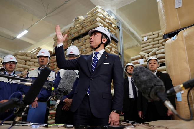 30일 고이즈미 신지로 일본 농림수산대신이 가나가와현의 한 쌀 비축 창고를 살펴보고 있다. 2025.05.30  /로이터=뉴스1