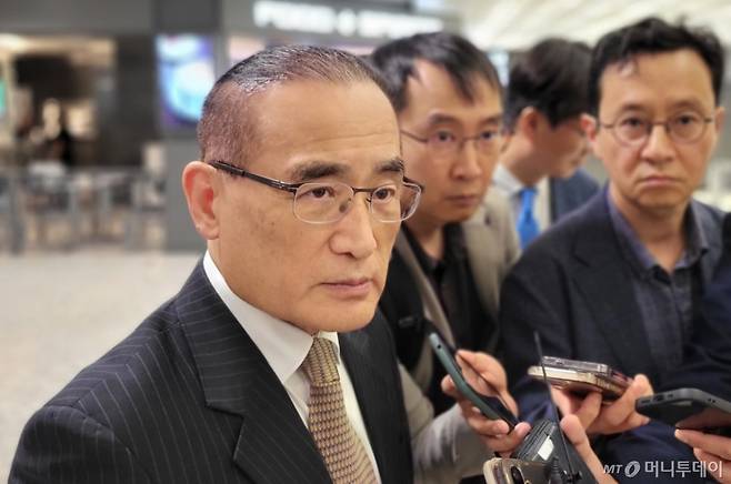 위성락 대통령실 국가안보실장이 6일(현지시간) 워싱턴D.C. 인근 덜레스 국제공항을 통해 입국하며 한국 특파원단과 만나 인터뷰하고 있다. 도널드 트럼프 미국 대통령이 지난 4월 2일 발표한 상호관세의 유예 종료 시점(9일)이 사흘 앞으로 다가온 가운데, 위 실장은 "협상이 꽤 중요한 국면으로 움직이고 있기 때문에 고위급의 관여가 필요하다는 인식에 따라 방미했다"라고 밝혔다. / 사진=뉴스1