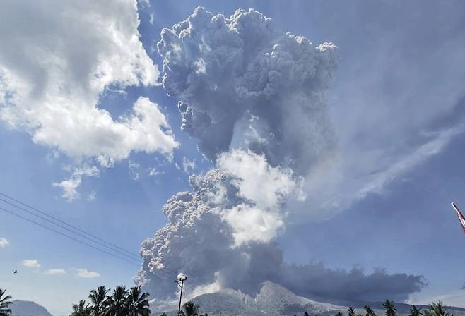 7일(현지시간) 인도네시아의 레워토비 라키라키 화산이 분화해 화산재와 가스를 뿜어내고 있다/사진=AP
