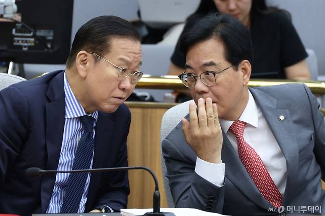 송언석 국민의힘 원내대표와 권영세 전 비대위원장이 19일 오전 서울 여의도 국회에서 열린 국가정보원장 후보자 인사청문회에서 대화하고 있다. 2025.6.19/사진=뉴스1 /사진=(서울=뉴스1) 이광호 기자