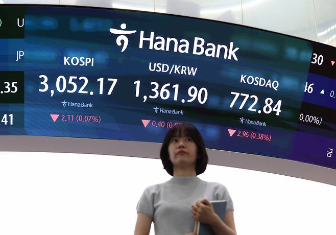 7일 코스피가 개인과 기관 매수세로 장 초반 강보합권에서 움직인다. 사진은 이날 오전 서울 중구 하나은행 딜링룸 전광판. /사진=뉴스1