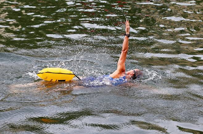 프랑스 파리 센강이 대대적인 정화작업을 통해 100여년 만에 시민들에게 재개방됐다. 사진은 지난 5일(현지시각) 센강에서 한 시민이 수영을 하고 있는 모습. /사진=로이터