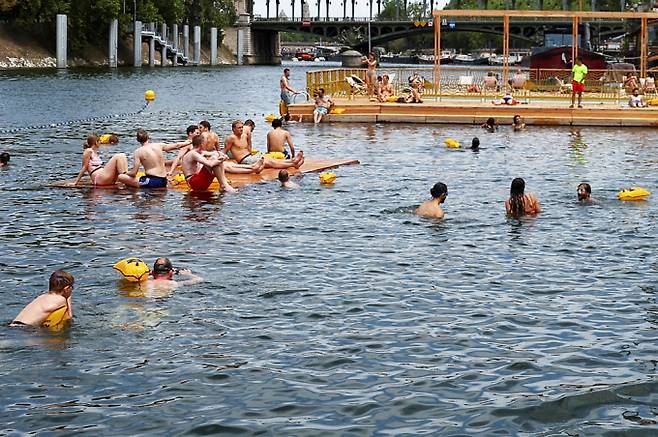 프랑스 파리 센강이 대대적인 정화작업을 통해 100여년 만에 시민들에게 재개방됐다. 사진은 지난 5일(현지시각) 센강에서 시민들이 수영을 하거나 휴식을 취하고 있는 모습. /사진=로이터