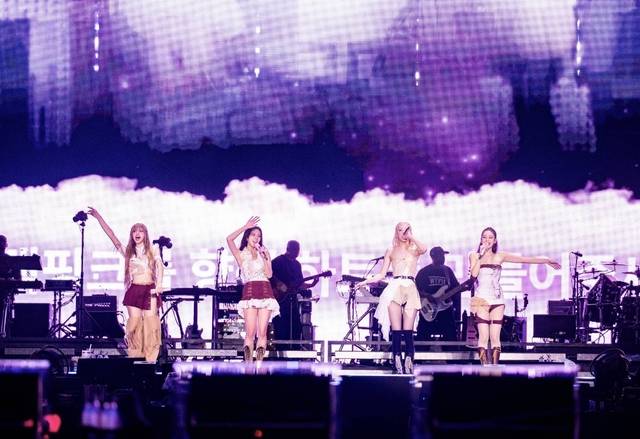 이날 블랙핑크는 종이팩 생수를 나눠주고, 자원 재활용 인식 개선 부스를 운영하는 등 사회적 메시지를 전달하기 위해 노력했다.