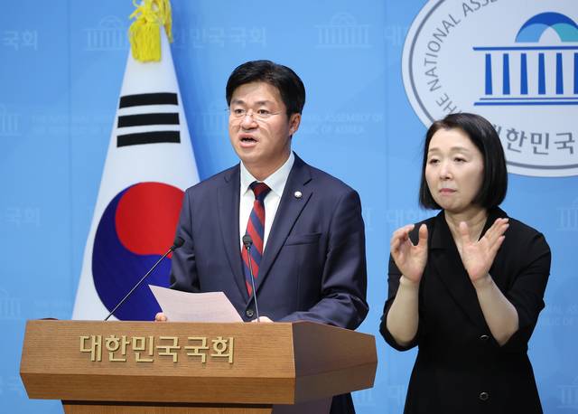 더불어민주당 박상혁 수석대변인이 26일 서울 여의도 국회 소통관에서 ‘정치검찰 조작 기소 진상규명을 위한 TF’ 발족 관련 브리핑을 하고 있다.연합뉴스