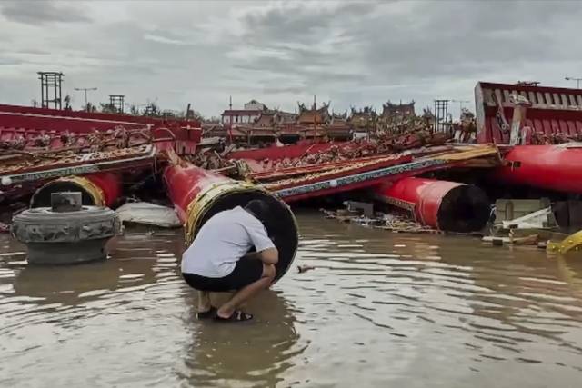 7일 태풍 다나스가 강타한 대만 타이난 지역의 한 사원이 완전히 붕괴된 가운데 현지 주민이 잔해 주변을 살피고 있다. AP 연합뉴스