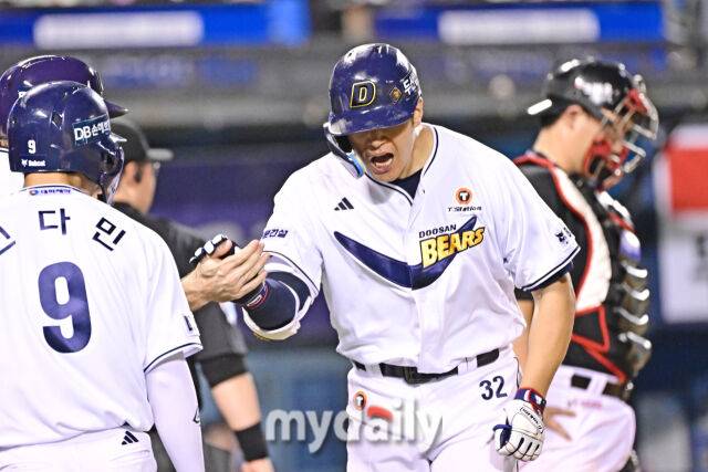 6일 서울 잠실야구장에서 열린 '2025 신한 SOL BANK KBO리그' KT 위즈와 두산 베어스 경기. 두산 김재환이 8회말 무사 1-2루에 역전 3점 홈런을 친 후 포효하고 있다./잠실=한혁승 기자