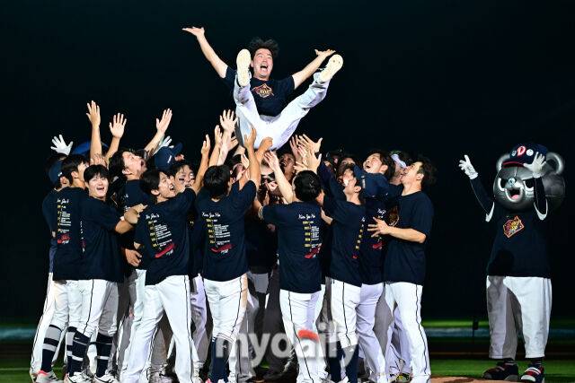 6일 서울 잠실야구장에서 열린 '2025 신한 SOL BANK KBO리그' KT 위즈와 두산 베어스 경기 후 열린 두산 김재호 은퇴식. 두산 선수들이 김재호를 헹가래 하고 있다./잠실=한혁승 기자