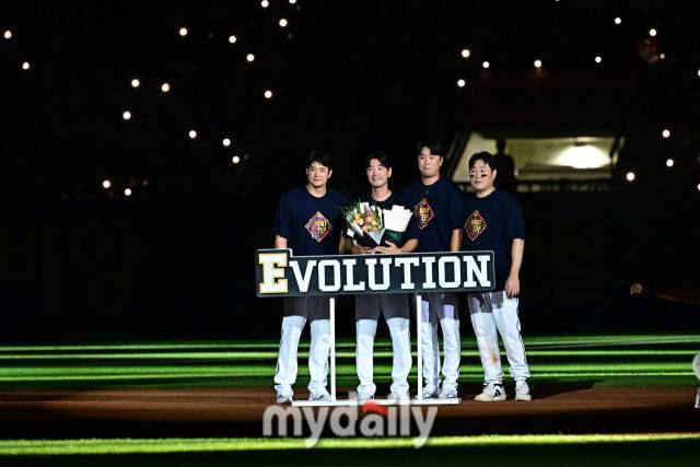 6일 서울 잠실야구장에서 열린 '2025 신한 SOL BANK KBO리그' KT 위즈와 두산 베어스 경기 후 열린 두산 김재호 은퇴식. 두산 김재호(왼쪽 두 번째)가 동료들과 함께 포즈를 취하고 있다./잠실=한혁승 기자