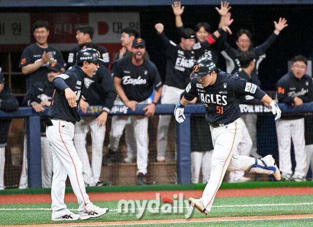 9일 오후 서울 고척동 고척스카이돔에서 진행된 '2025 프로야구 KBO리그' 키움히어로즈와 한화 이글스의 경기. 한화 문현빈이 9회초 2사에서 솔로홈런을 터뜨린 뒤 환호하고 있다./마이데일리