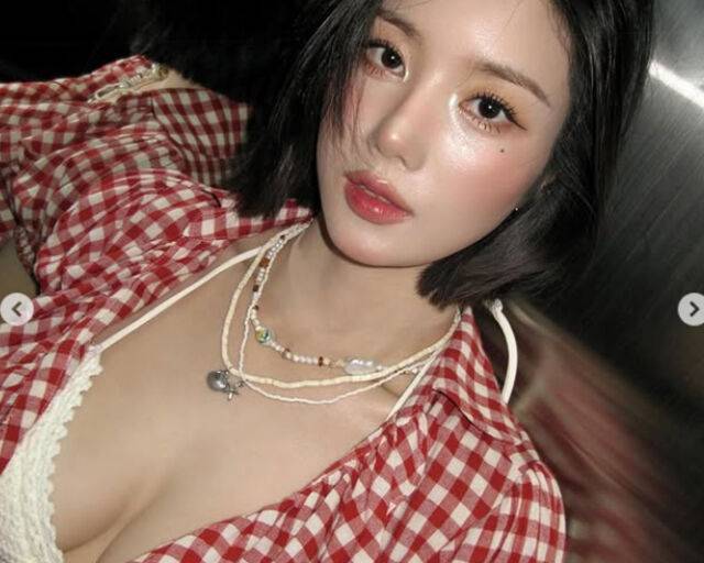 권은비가 '워터밤' 무대 비하인드 사진을 공개했다. / 권은비 소셜미디어 캡처