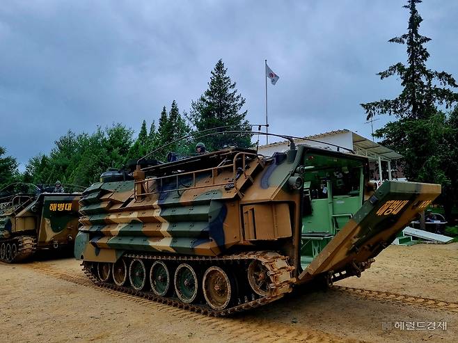 한국형 상륙돌격장갑차(KAAV)를 운용하는 해병대 2사단 상륙장갑차대대는 국가전략기동부대인 해병대의 핵심임무인 상륙작전 시 상륙군을 해상에서 육상으로 신속하게 이동시키는 막중한 임무를 맡고 있다. [신대원 기자]