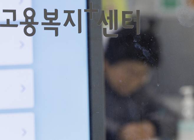 서울 한 고용복지플러스센터에서 실업급여 관련 상담 신청서를 작성하는 시민 [연합]