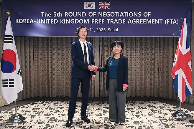 권혜진 산업통상자원부 자유무역협정교섭관이 7일 오전 서울 중구  롯데호텔에서 열린 ‘한-영국 자유무역협정(FTA) 5차 개선협상’에서 롯데호텔에서 아담 펜(Adam Fenn) 영국 기업통상부 부국장과 기념촬영을 하고 있다. [산업통상자원부 제공]