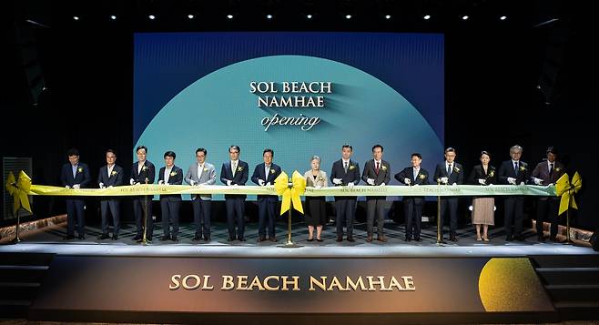 4일 쏠비치 남해 개관식에 참석한 박춘희 대명소노그룹 총괄회장(오른쪽 8번째), 서준혁 대명소노그룹 회장(오른쪽 7번째), 박완수 경남도지사(왼쪽 7번째), 장충남 남해군수(왼쪽 6번째)를 비롯한 내외 귀빈들이 테이프 커팅식을 진행하고 있다. [소노인터내셔널 제공]