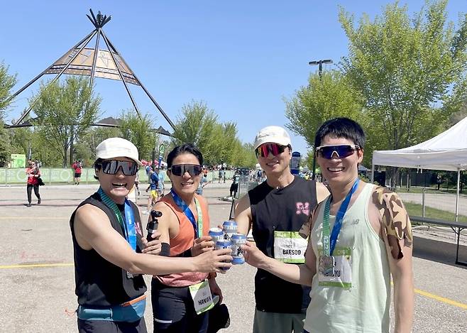 캘거리 마라톤에 참가한 배우들과 유튜버