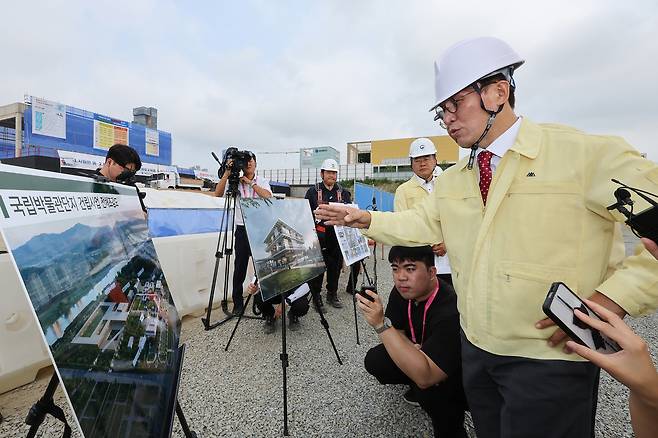 김민석 국무총리가 취임 첫 날인 7일 세종시 국립도시건축박물관 건설 현장을 방문, 발언하고 있다. [연합]
