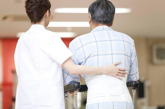 보험금을 공공신탁으로 전환해 고령층의 노후 간병비로 활용하자는 정책 제안이 나왔다.   [게티이미지뱅크 제공]