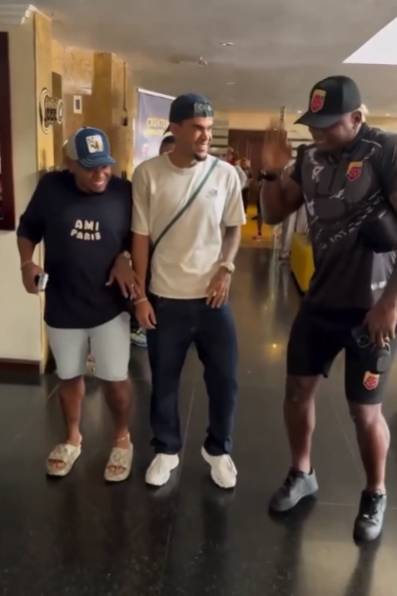 콜롬비아에서 열린 인플루언서들의 축구 행사에 참석해 춤을 추는 루이스 디아스(가운데)의 모습. [비인스포츠 유튜브 영상 갈무리]