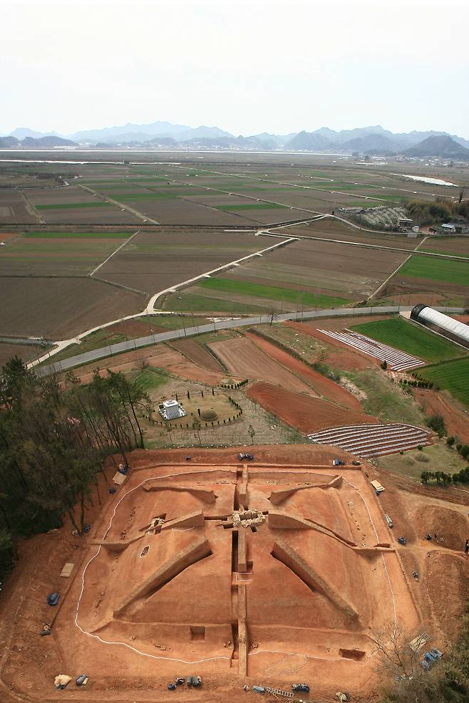 옥야리 장동 방대형 고분 전경. [국가유산청]