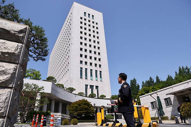 백해룡 전 영등포경찰서 형사과장(경정)이 지난12일 서초구 대검찰청 앞에서 인천세관 마약 밀수 연루 의혹 관련 합동수사팀 출범에 대한 입장을 밝힌 후 대검찰청을 바라보고 있다. [연합]