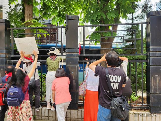 7일 서울 마포구 서부지방법원에 서부지법 난동 사태 가담자 49명을 태우고 도착한 법무부 호송차량을 향해 지지자들이 연신 구호를 외치고 있다. 이영기 기자.