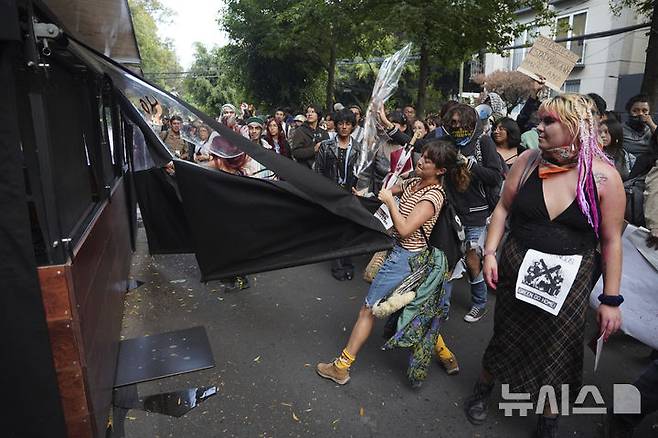 [멕시코시티=AP/뉴시스]멕시코시티 콘데사와 로마 등지의 주택 가격이 상승한 가운데, 지난 4일 젠트리피케이션에 반대하는 시위대가 식당을 공격하는 모습. 2025.7.6