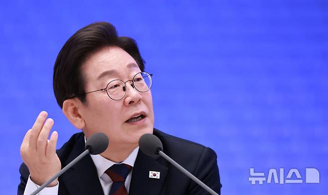 [서울=뉴시스] 고범준 기자 = 이재명 대통령이 지난 3일 청와대 영빈관에서 열린 '대통령의 30일, 언론이 묻고 국민에게 답하다' 기자회견에서 출입기자들 질문에 답변하는 모습. (대통령실통신사진기자단) 2025.07.07. bjko@newsis.com