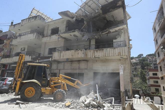 [나바티예=AP/뉴시스] 6월 27일 레바논 남부 나바티예에서 불도저가 이스라엘의 공습으로 파괴된 건물 잔해를 치우고 있다. 이스라엘군(IDF)은 친이란 무장정파 헤즈볼라의 대규모 지하 시설을 공습했다고 밝혔지만 레바논 국영통신은 이들이 아파트를 공격해 1명이 숨지고 13명이 부상했다고 보도했다. 2025.07.07.